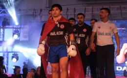 Kocaeli’de kick boks fırtınası esti;Dövüşçüler ringin tozunu attırdı