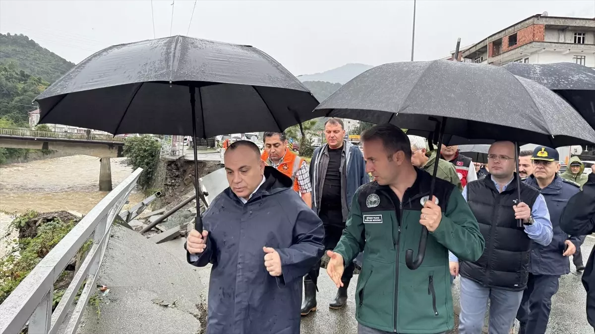 Hopa’da Yol Çöktü, Ulaşım Durdu