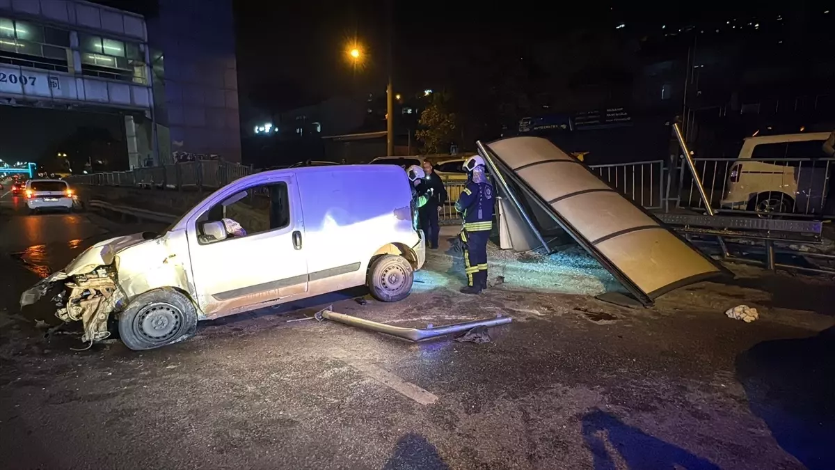 İzmit’te Otobüs Durağına Çarpan Araç Sürücüsü Ağır Yaralandı