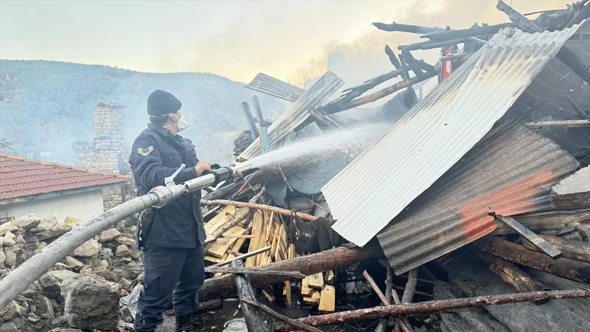 Tavşanlı’da Evleri Saran Yangın Söndürüldü